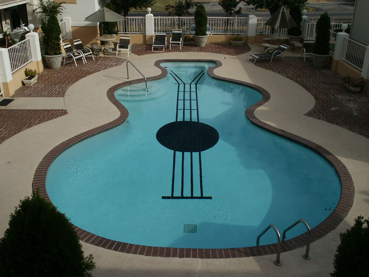 15 piscine dalle forme strane