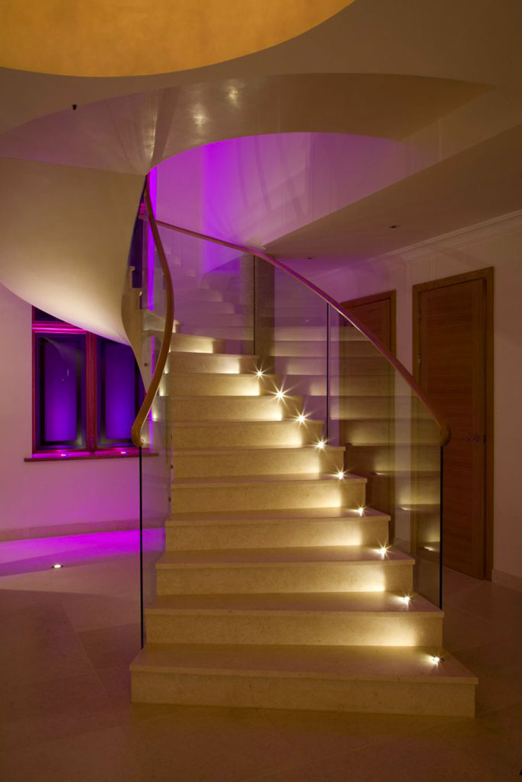 Illuminazione per scale interne: 30 idee originali con luci a led ... Scala idee Giardino