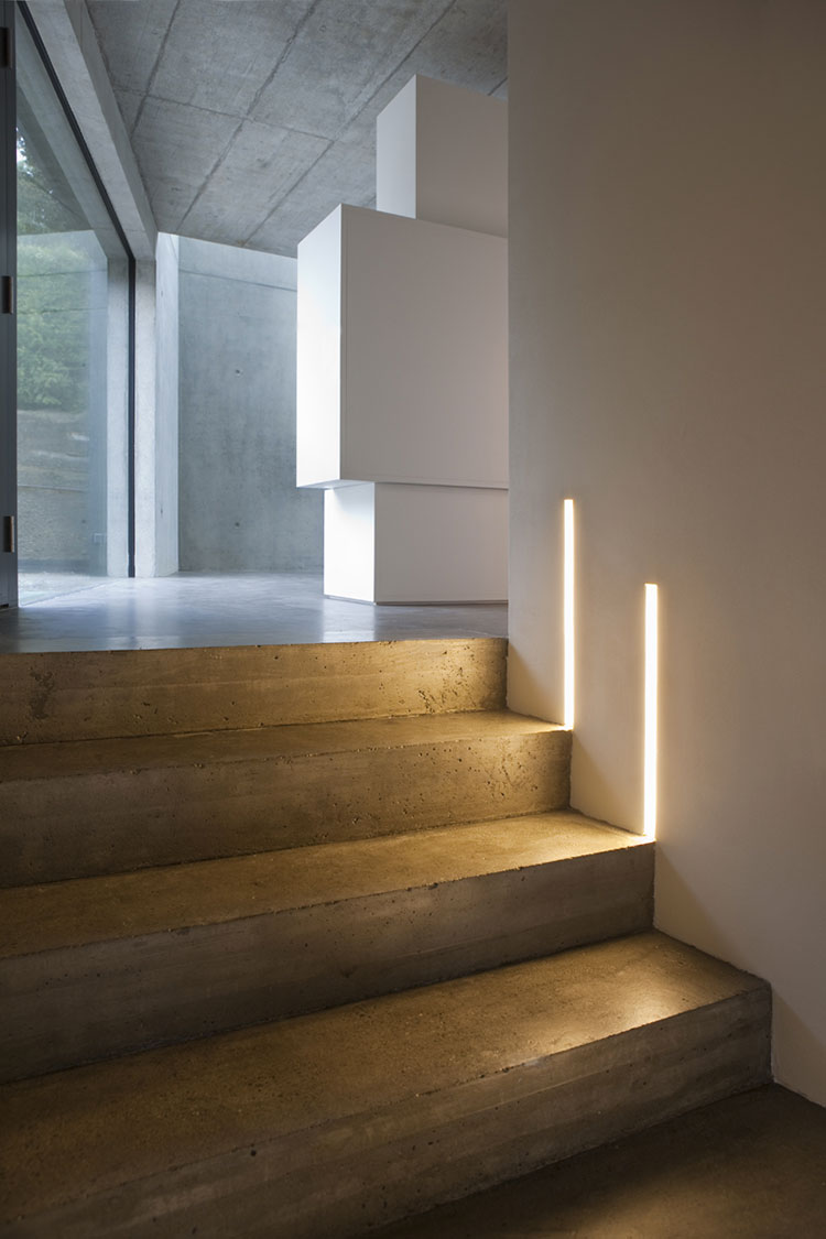 Illuminazione per scale interne: 30 idee originali con luci a led ... Corrimano x scale foto