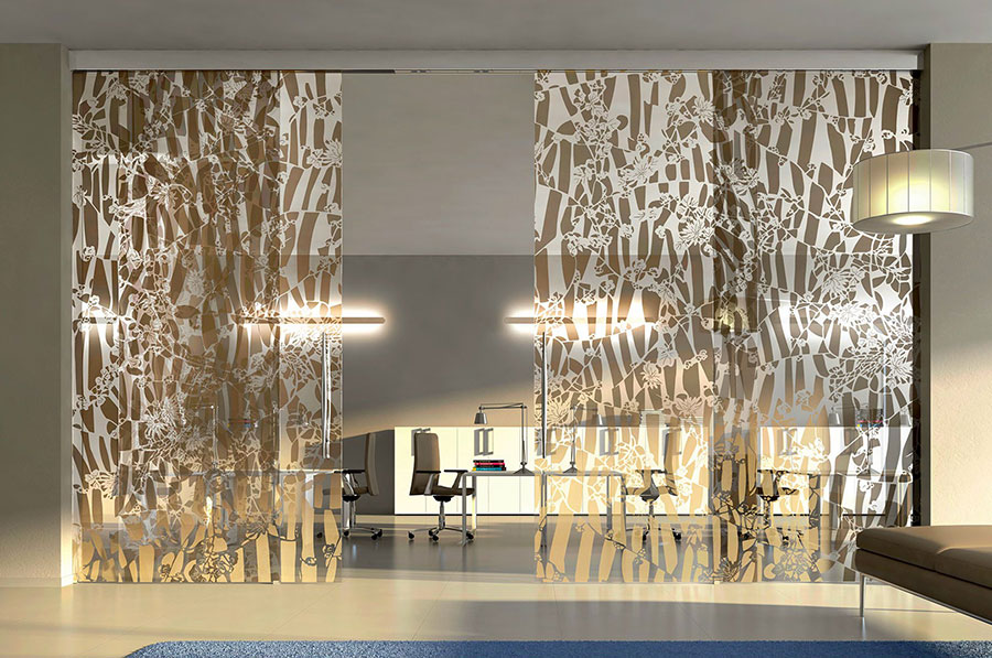 Eleganti pareti divisorie scorrevoli in vetro per for Abitazione design