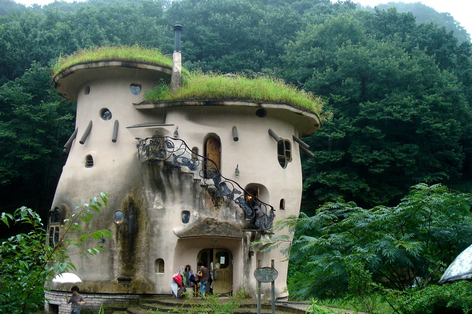 Foto della casa a forma di fungo creata in Giappone