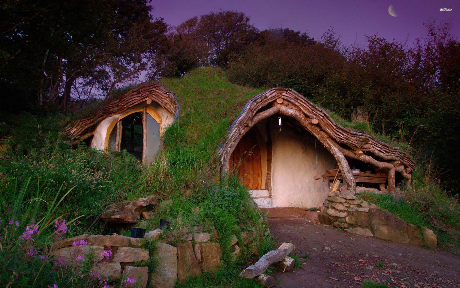 Foto della casa in stile Hobbit realizzata in Galles