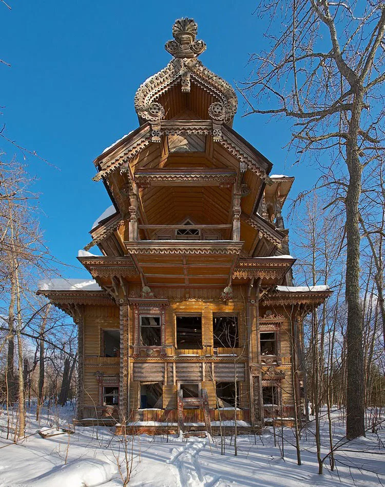 Foto della casa di legno abbandonata sita in Russia