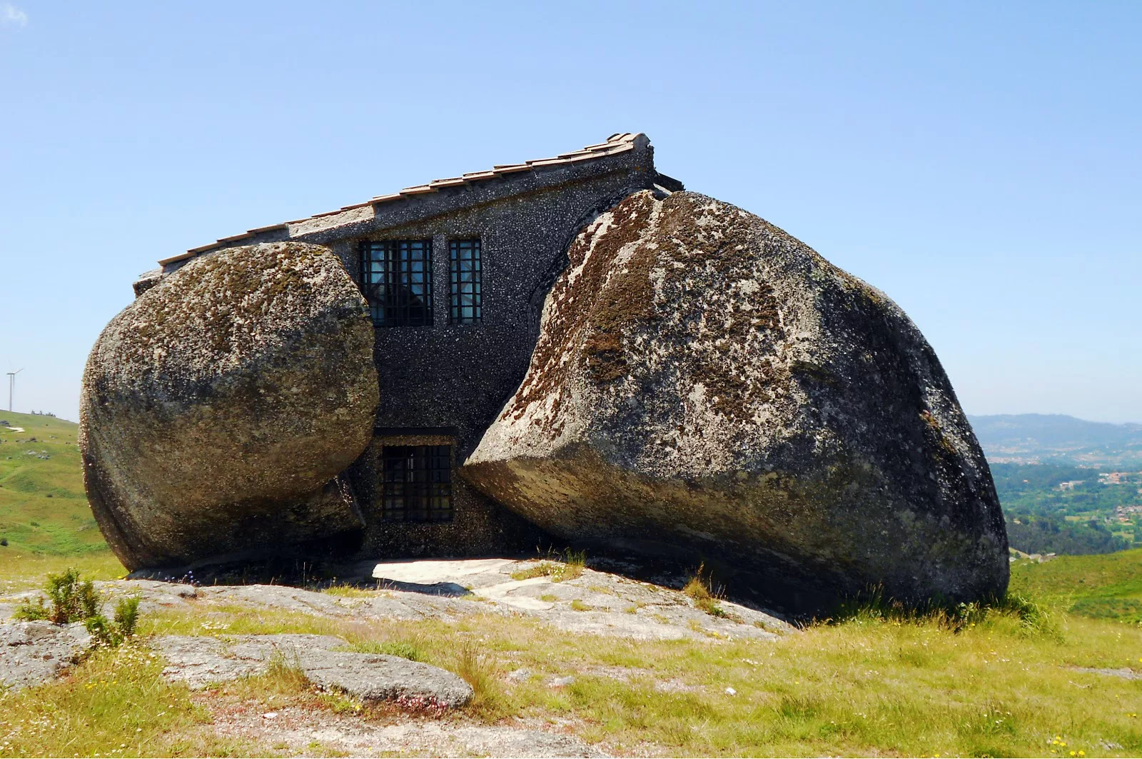 Foto della casa di pietra realizzata in Portogallo