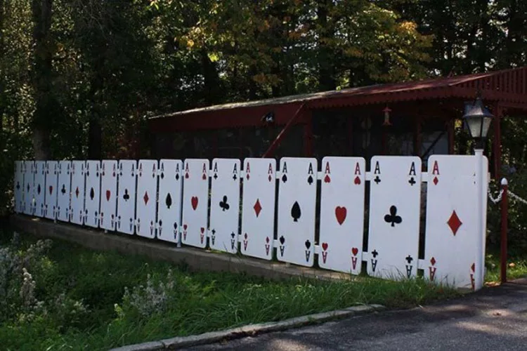 Foto della recinzione ispirata alle carte da gioco