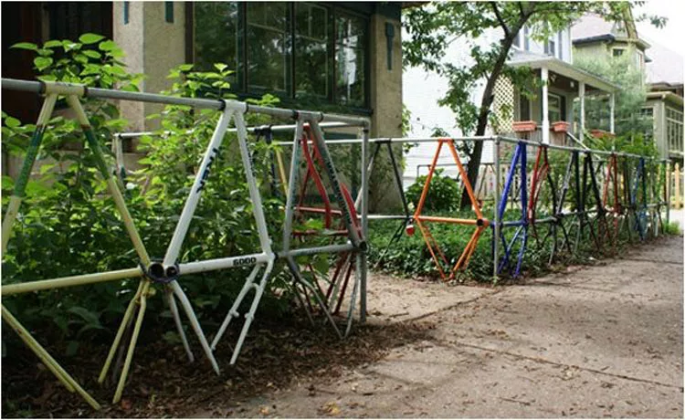 Foto della recinzione realizzata con parti di biciclette