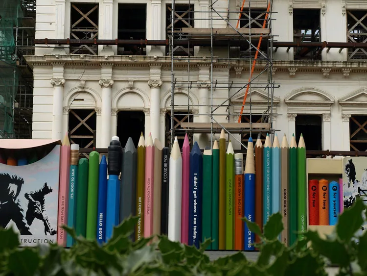 Foto della recinzione ispirata a matite colorate