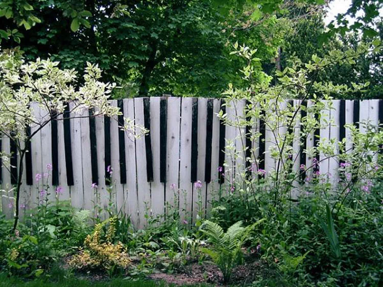 Foto della recinzione da giardino ispirata ad un pianoforte