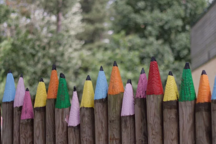 Foto della recinzione con punte di matite colorate
