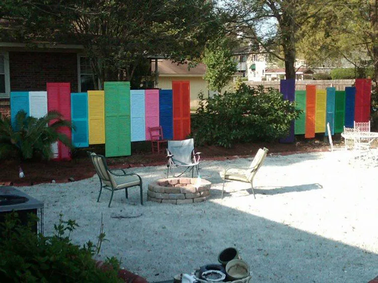 Foto della recinzione di design con persiane colorate
