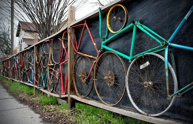 Foto della recinzione decorata con vecchie biciclette