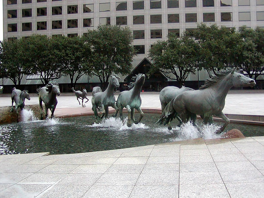 Immagine della scultura moderna Mustangs di Robert Glen