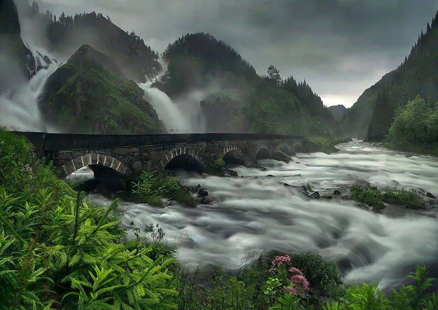 Foto del ponte Latefossen Waterfall in Norvegia
