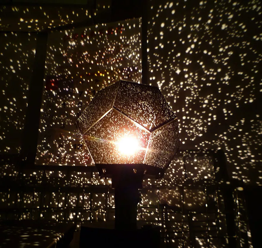 Foto della lampada con effetto muro stellato