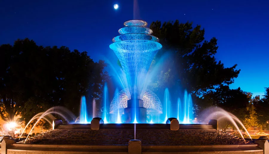 Foto della fontana moderna del Bayliss Park negli USA