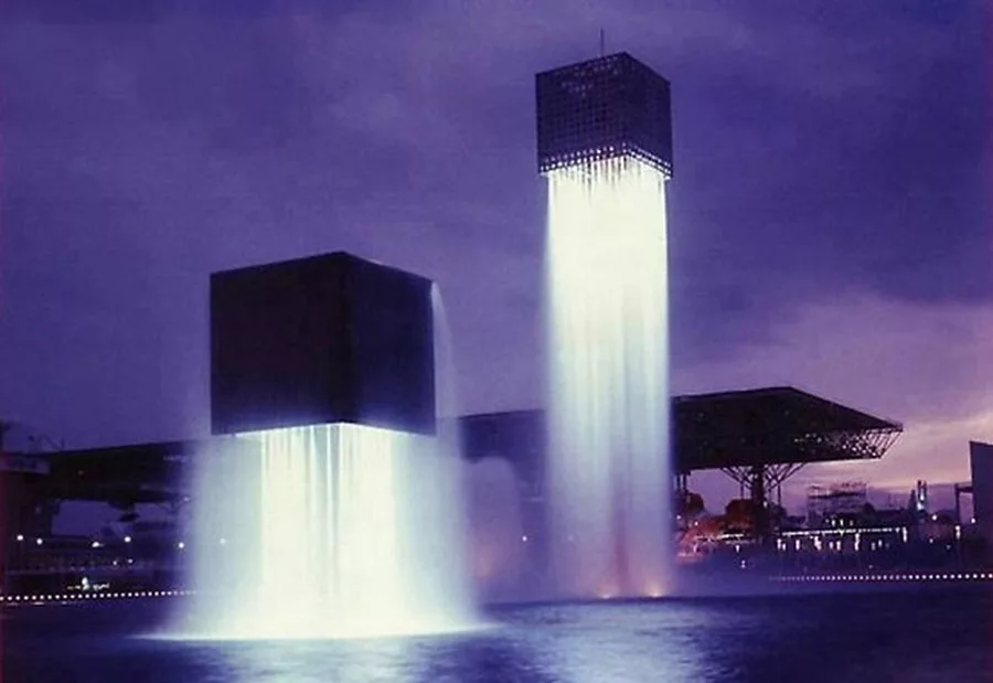 Foto della fontana moderna Floating in Giappone