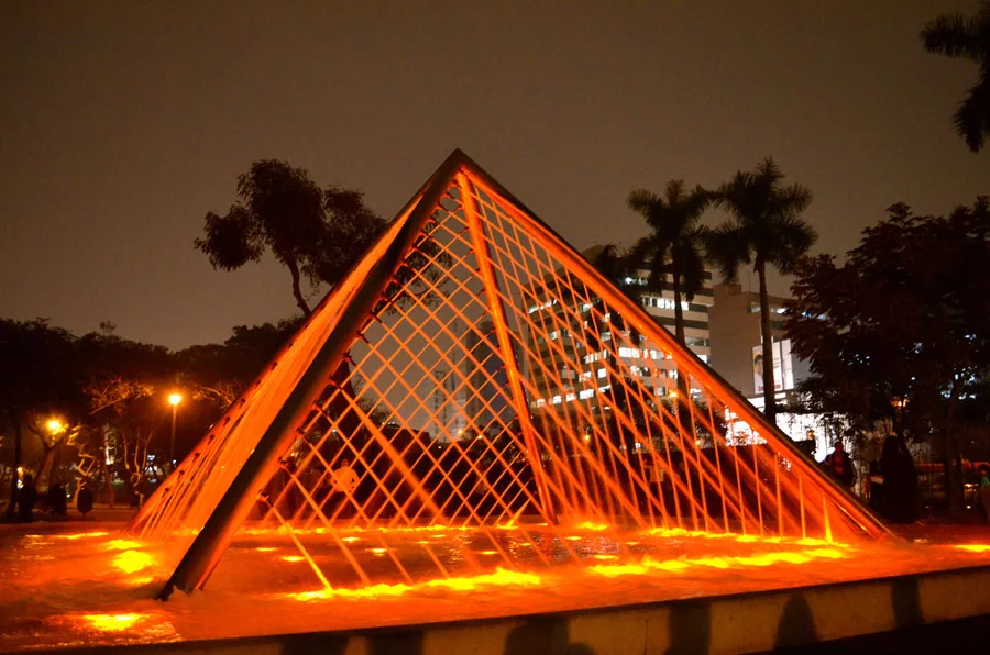 Foto della fontana moderna Pyramid in Perù