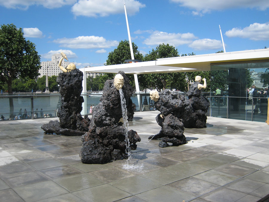 Foto della fontana moderna The Big Giving a Londra