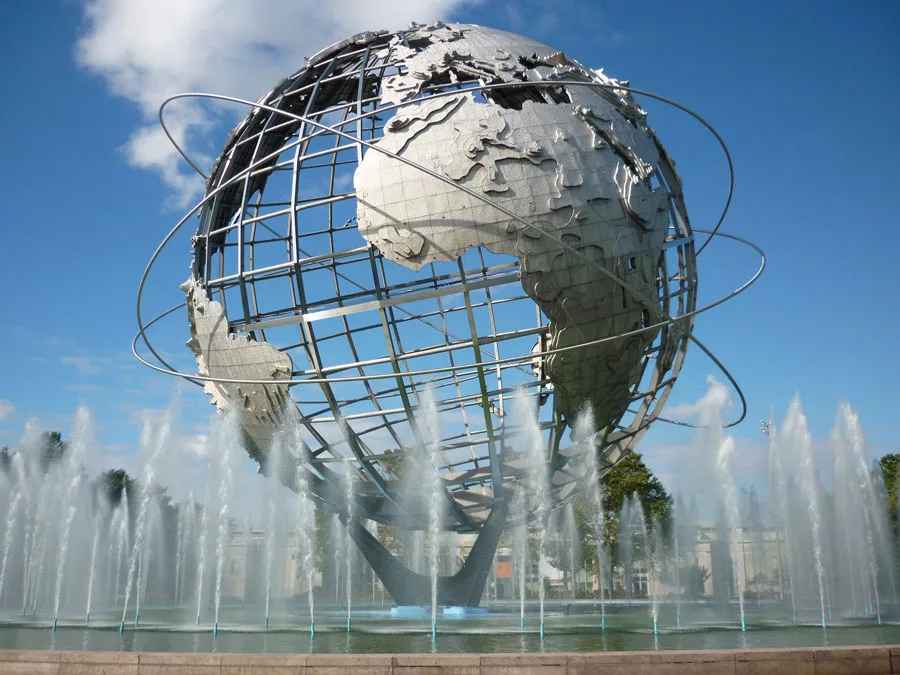 Foto della fontana moderna The Unisphere a New York