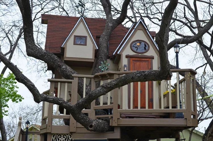 Balconcino e facciate laterale della casa sull'albero di Dallas