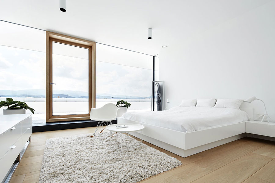 Camera da letto con pareti bianche n.1