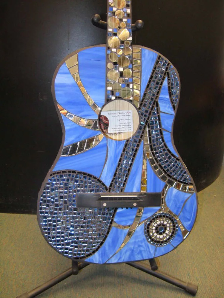 Chitarra con decorazioni in mosaico