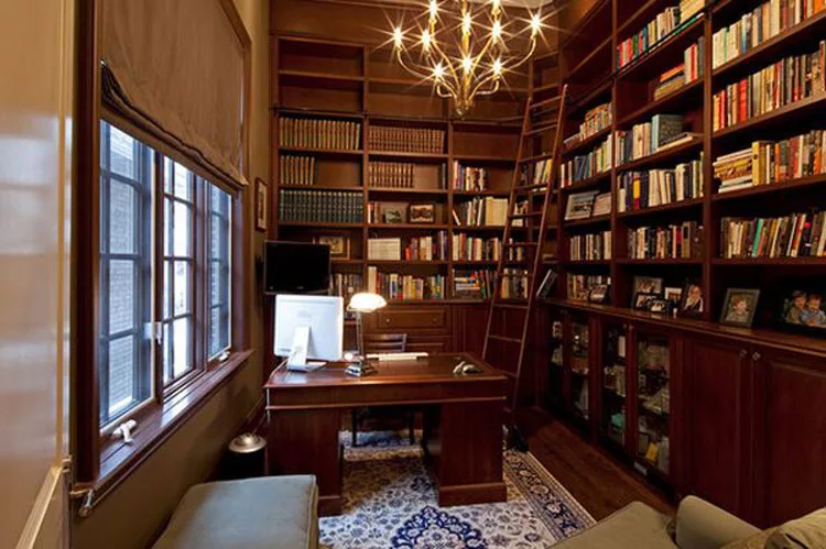 Libreria a soffitto con scala n.05