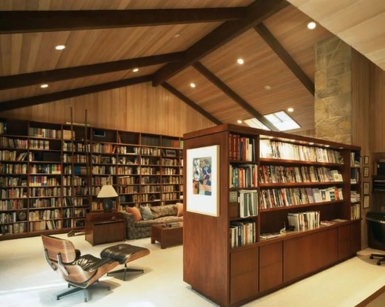 Libreria a soffitto con scala n.08