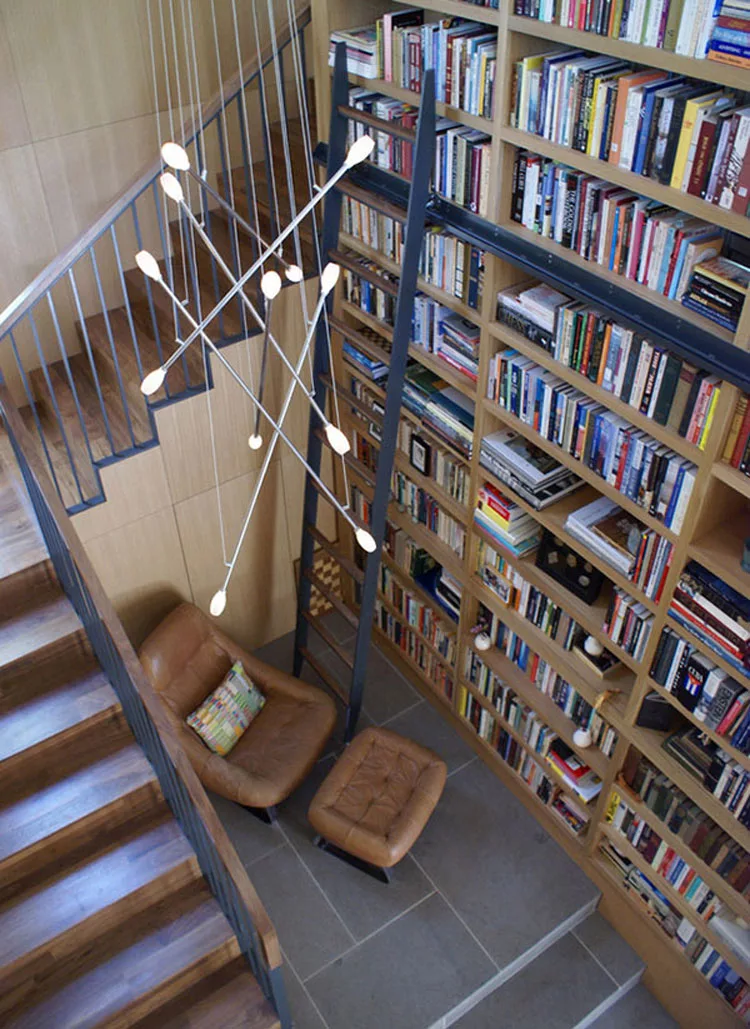 Libreria a soffitto con scala n.09
