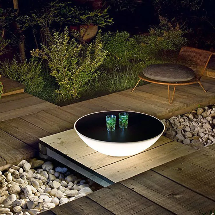 Tavolo da giardino con lampada incorporata