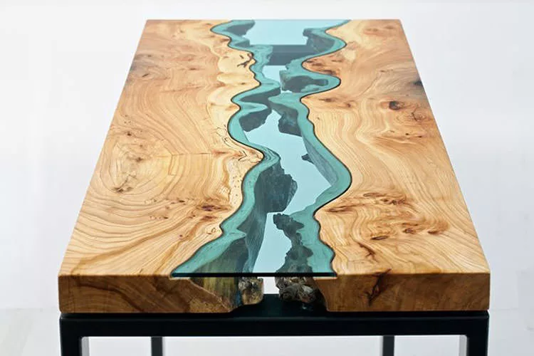 Tavolo in legno naturale dal design originale n.10