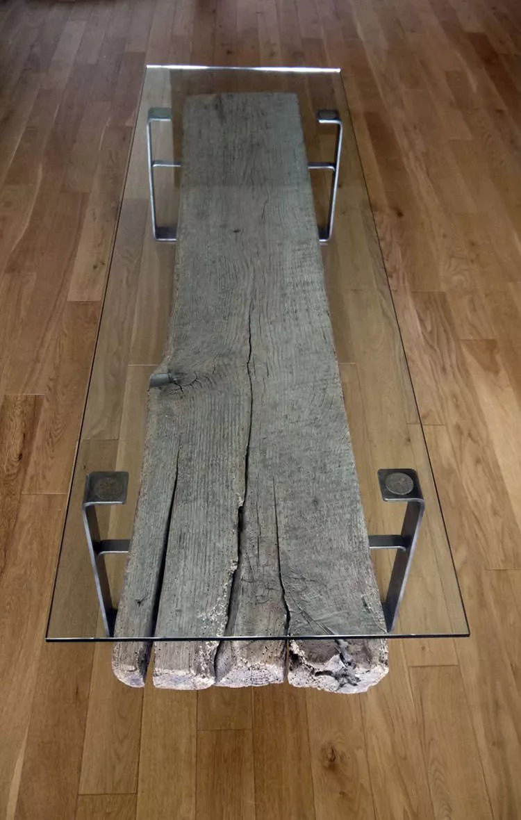 Tavolo in legno naturale dal design originale n.15
