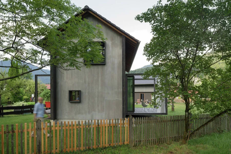Veduta frontale della casa in legno in Baviera