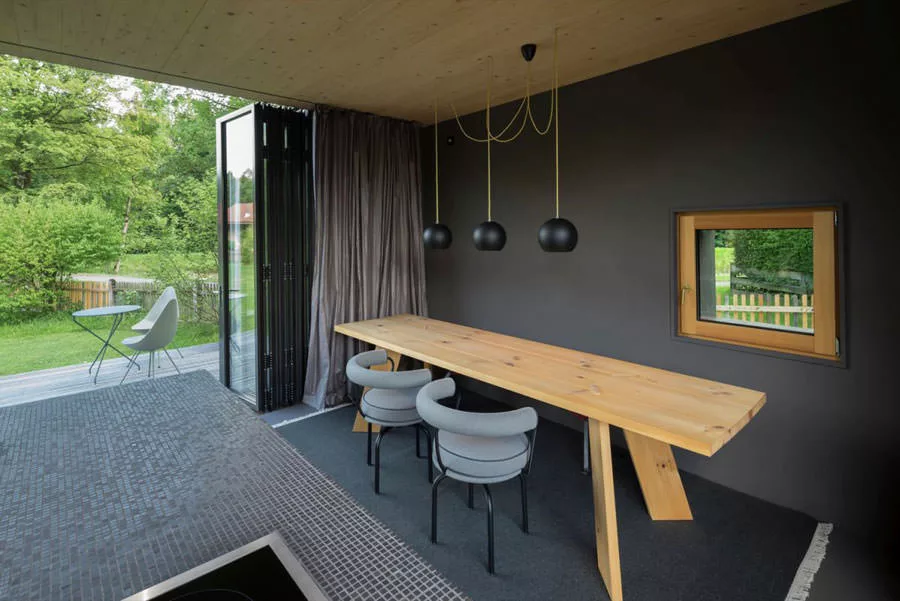 Cucina con sbocco esterno della casa in legno in Baviera