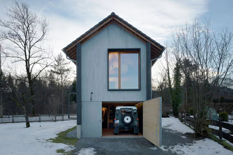 Garage della casa in legno in Baviera
