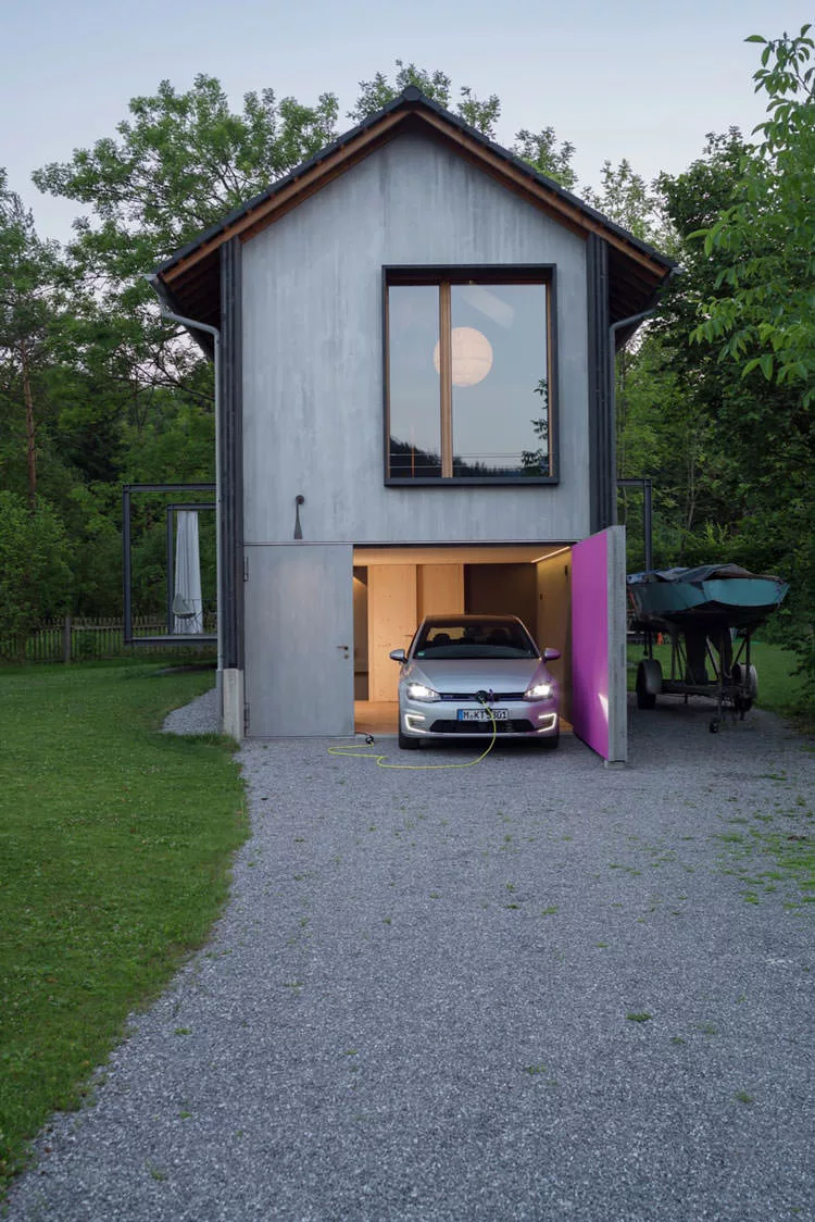 Garage con ricara per auto elettrice della casa in legno in Baviera