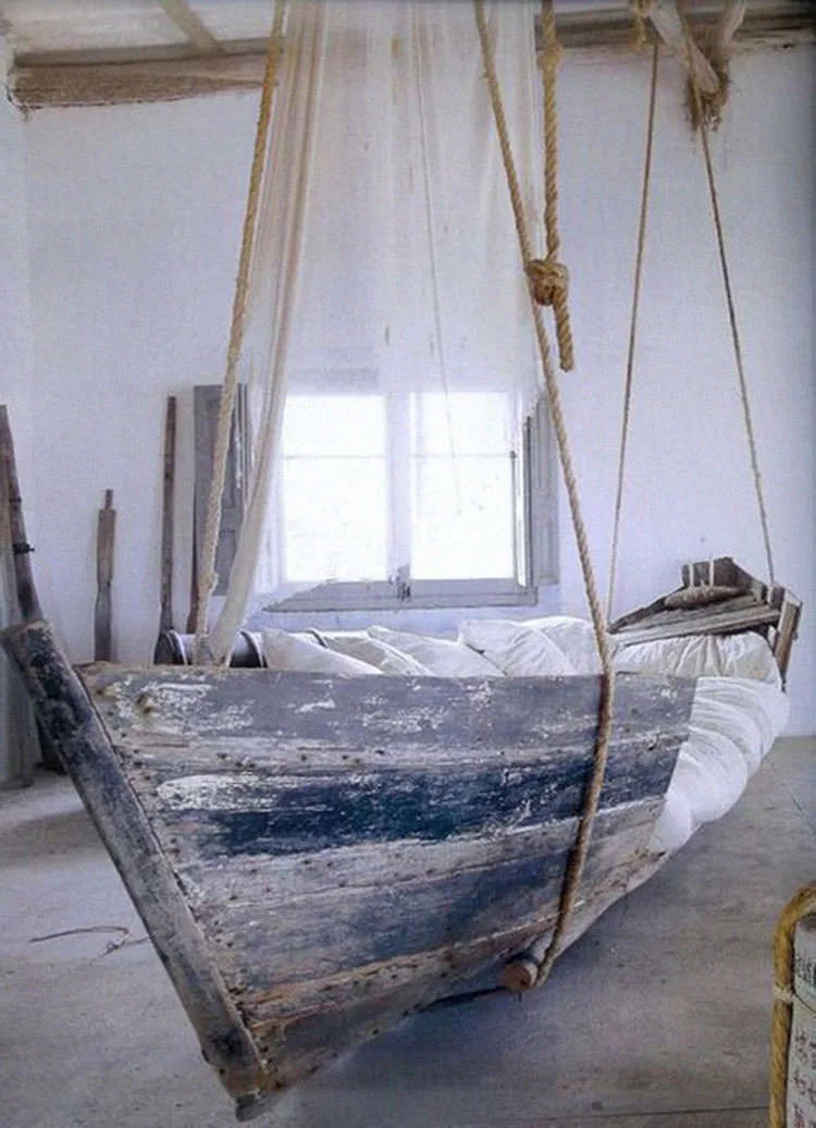 Vecchia barca trasformata in amaca