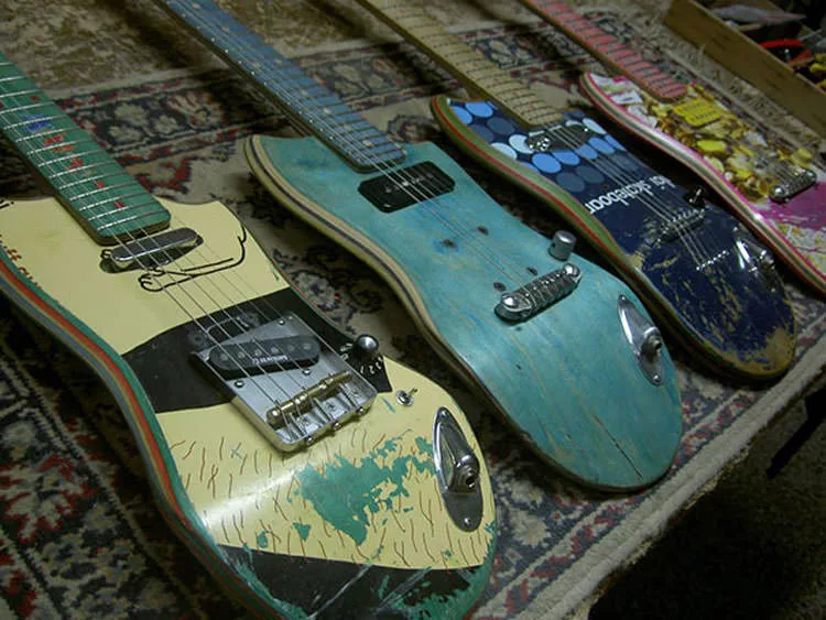 Vecchi Skateboard trasformati in chitarre