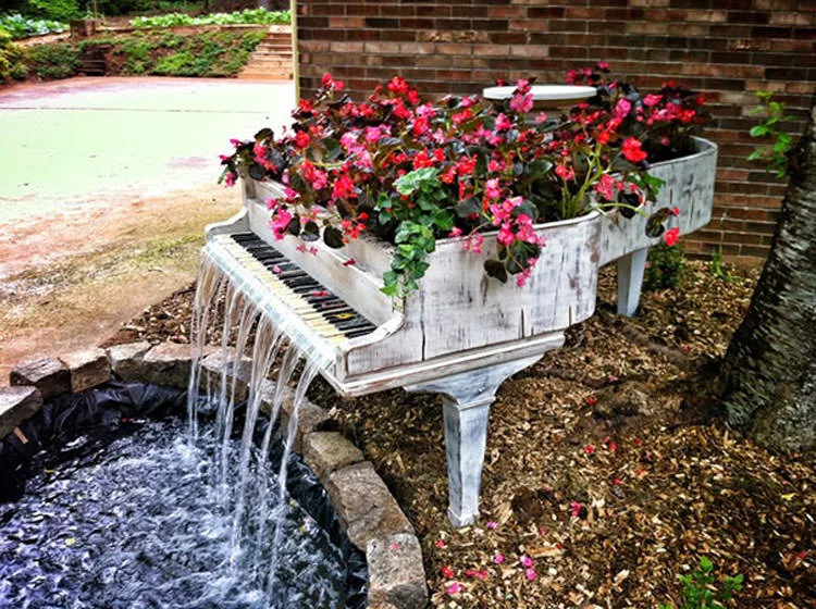Pianoforte trasformato in fioriera con fontana a cascata