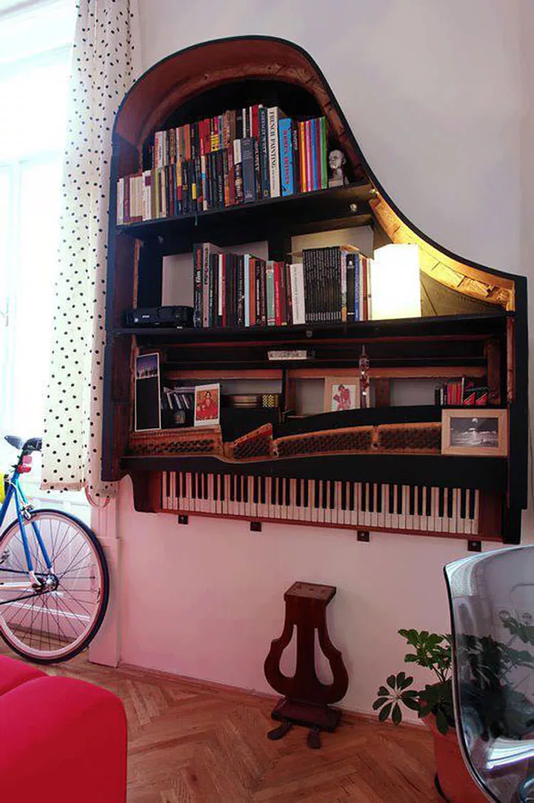 Vecchio pianoforte trasformato in una libreria