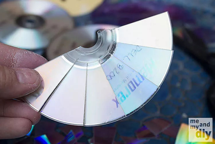 Piatto a mosaico creato con pezzi di CD