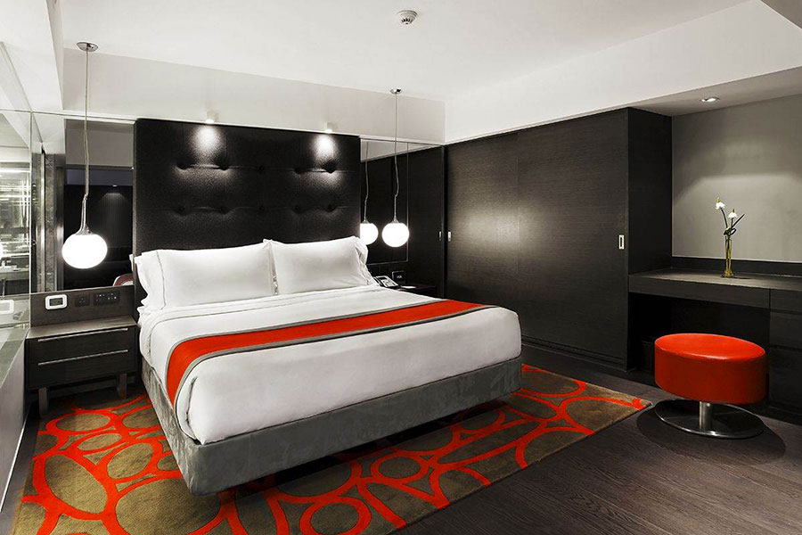 Camera da letto arredata con le tonalità rosso e grigio n.09