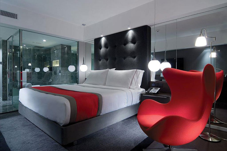 Camera da letto arredata con le tonalità rosso e grigio n.14