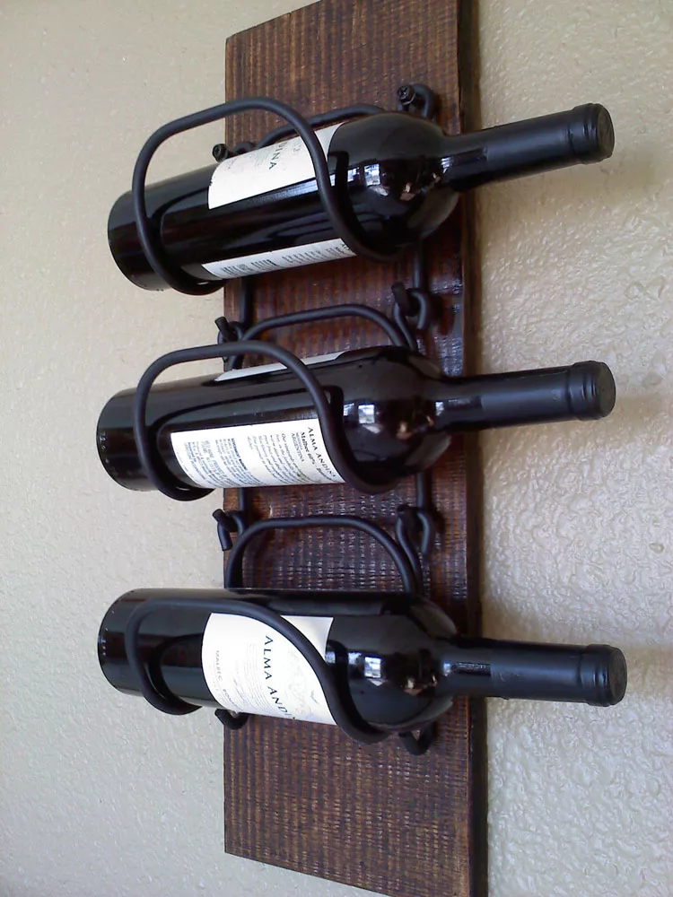 Modello di portabottiglie di vino da parete n.28