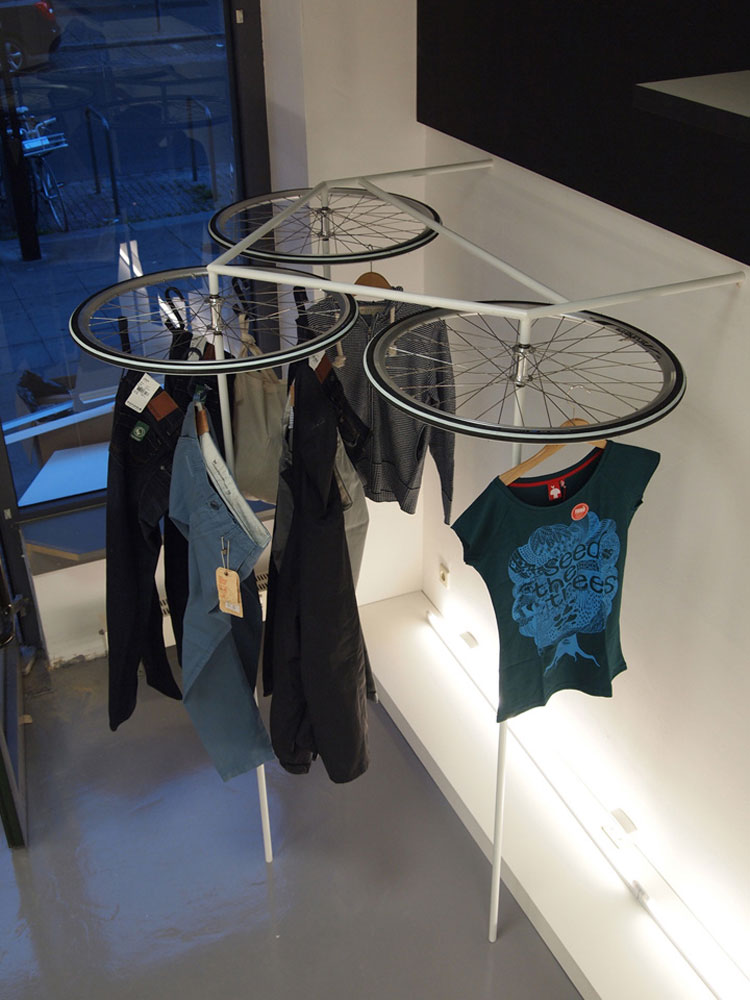 Espositore per abiti con ruote di biciclette