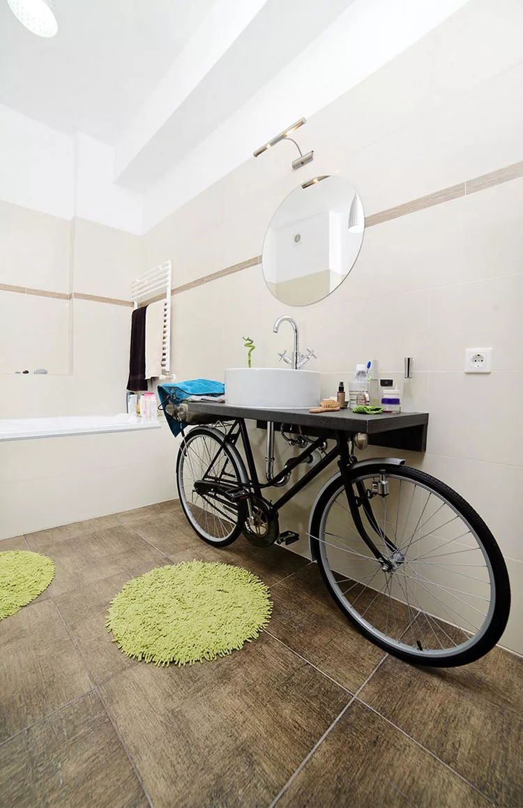 Mobile per lavello con bicicletta