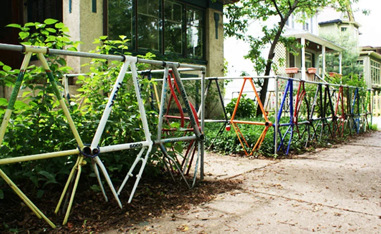 Steccato con parti di biciclette