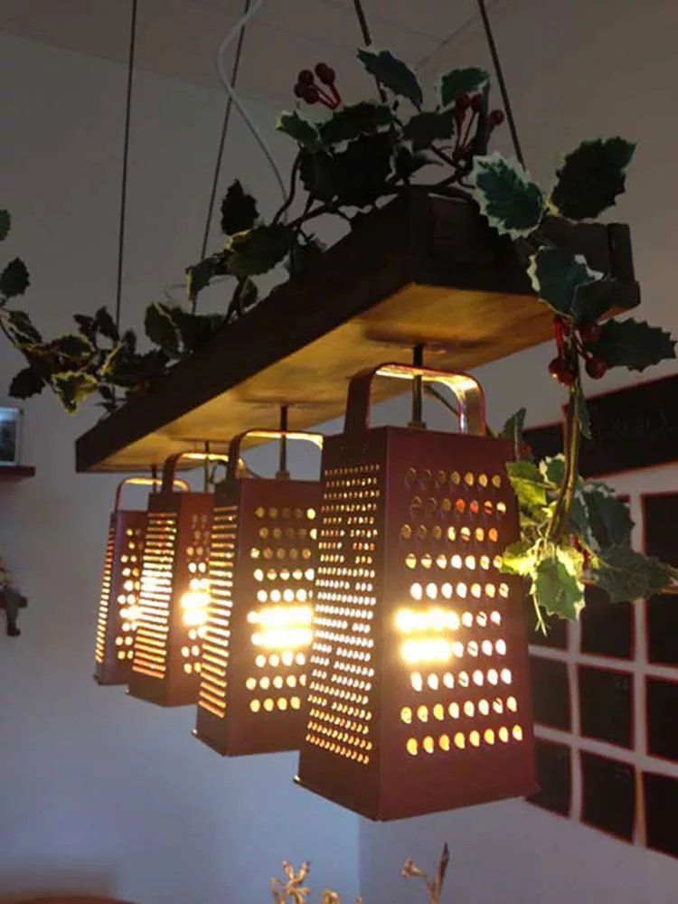 Come creare un lampadario con vecchie grattugie
