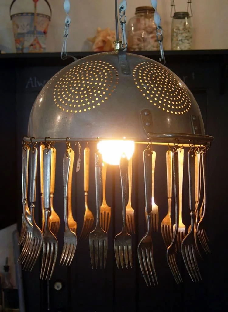 Come creare un lampadario con forchette e scolapasta