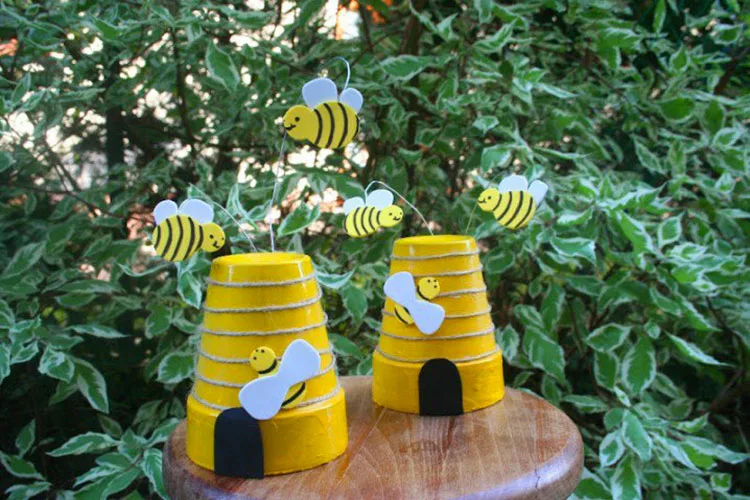 Nidi di api con vasi di terracotta